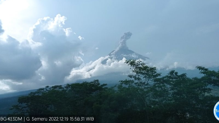 Gunung Semeru Lontarkan Abu Setinggi 1,5 Kilometer
