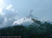 Gunung Semeru Lontarkan Abu Setinggi 1,5 Kilometer