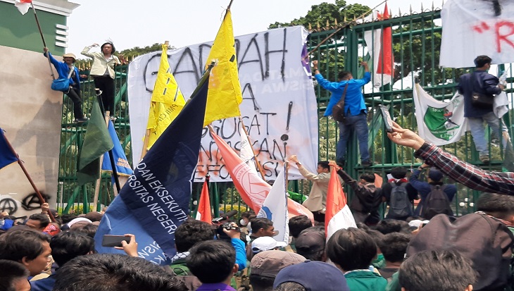 Demo mahasiswa di Gedung MPR/DPR, Selasa (24/9). Foto: MP/Kanu