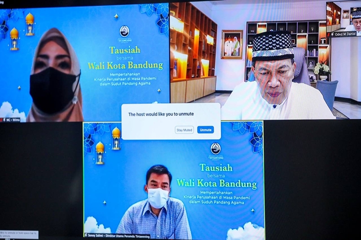 Wali Kota Bandung Oded M Danial dalam acara pencairan Bansos PPKM Darurat. (Foto: MP/Humas Pemkot Bandung)