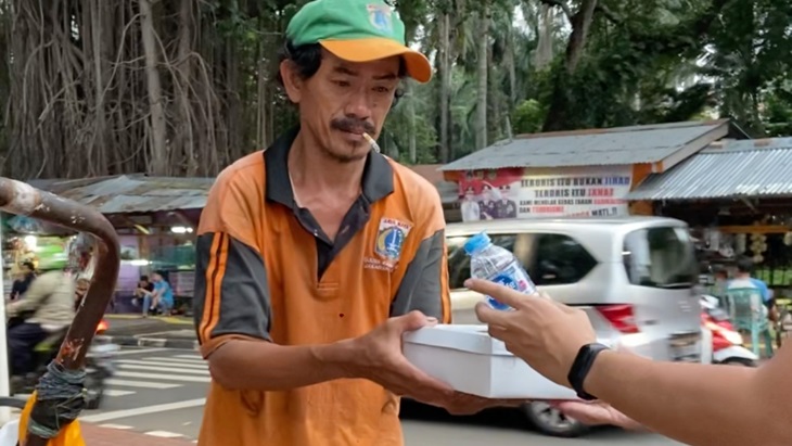 Indahnya Berbagi Terhadap Sesama di Jalanan