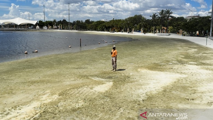 Petugas keamanan berpatroli di kawasan Pantai Timur Ancol di Jakarta, Senin (25/5/2020). ANTARA FOTO/Muhammad Adimaja/pras.