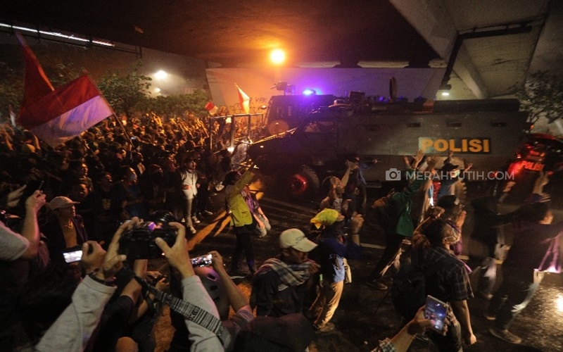  Hingga Kini, Para Mahasiswa Masih Lakukan Perlawanan Terhadap Polisi