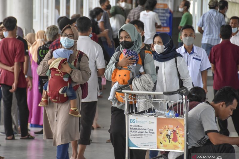 Sejumlah wisatawan berjalan keluar dari terminal kedatangan di Bandara Internasional Lombok (BIL), Praya, Lombok Tengah, NTB, Rabu (17/11). ANTARA FOTO/Ahmad Subaidi