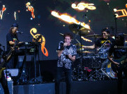 God Bless Tutup Pameran Retrospektif 50 Tahun dengan Penampilan Memukau