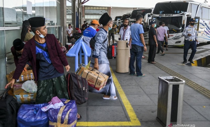 Calon penumpang bersiap menaiki bus di Terminal Terpadu Pulo Gebang, Jakarta, Jumat (26/3/2021). ANTARA FOTO/Galih Pradipta/foc.