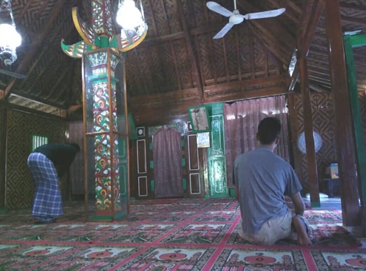 Situasi di dalam Masjid Saka Tunggal (Instagram/ridmuhammad)