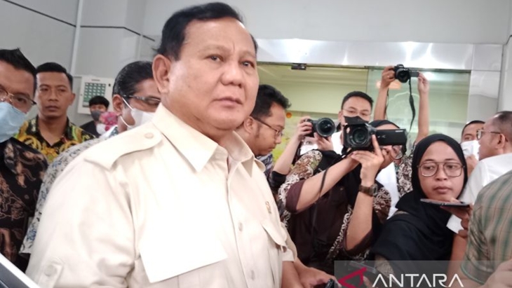 Prabowo Jenguk Cak Nun dan Doakan Lekas Sembuh