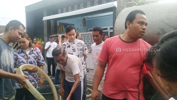 Gibran Rakabuming Raka memberikan bantuan air bersih kepada warga Kampung Bayan Dukuhan, Kota Solo, Jumat (1/11). (MP/Ismail)