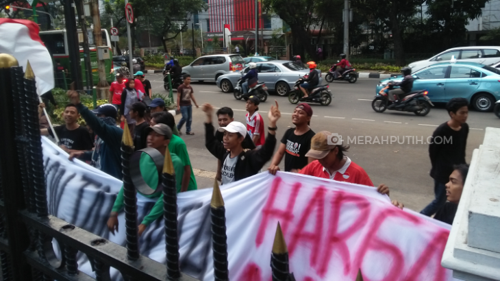 Geruduk DPRD DKI, The Jakmania Teriak Jangan Halangi Bapak Gubernur Bikin Stadion