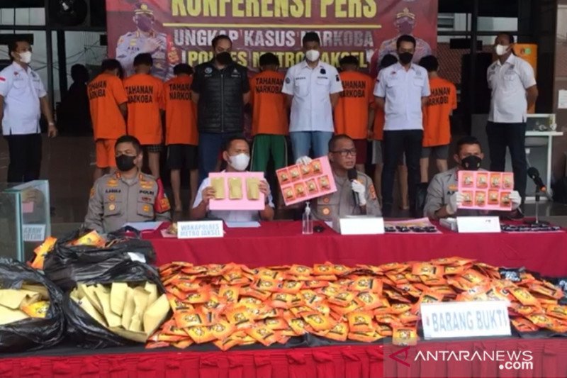 Kepala Bidang Hubungan Masyarakat Polda Metro Jaya Komisaris Besar Polisi Yusri Yunus (dua dari kanan) ketika menunjukkan barang bukti kemasan berisi narkotika jenis tembakau sintetis di Polres Metro Jakarta Selatan, Senin (31/5/2021). (ANTARA/Dewa Ketut Sudiarta Wiguna)