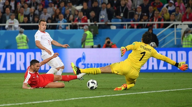 Xhaka depan gawang Serbia