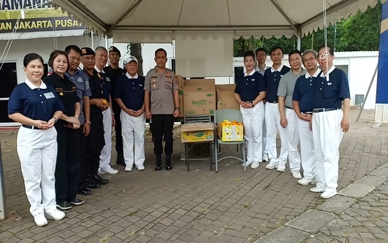 Yayasan Buddha Suci memberikan makanan kepada para anggota Brimob yang menjaga keamanan Jakarta