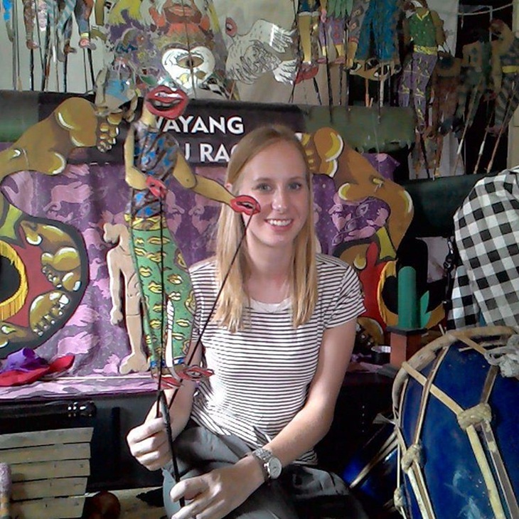 Seorang wisatawan memainkan wayang sukuraga. (Foto: instagram.com/fesndisukuraga)