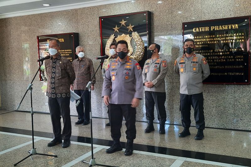 Kapolri Jenderal Pol. Listyo Sigit Prabowo dan Menteri Perindustrian (Memperin) Agus Gumiwang memberikan keterangan pers di Gedung Rupatama, Mabes Polri, Jakarta, Senin (4/4/2022). (ANTARA/Laily Rahmawaty)