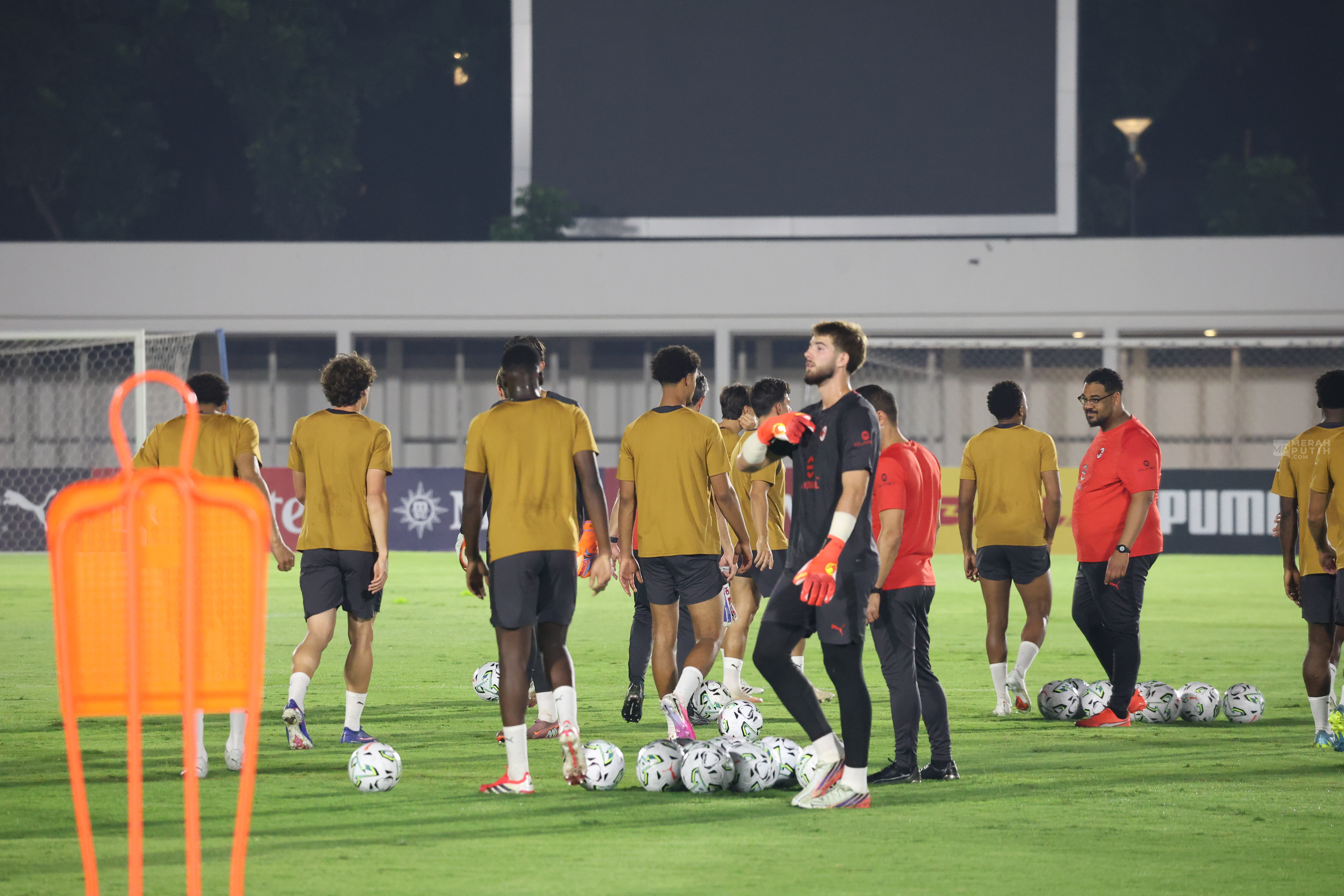 Mengintip latihan Ac Milan di Stadion Madya GBK Senayan Jakarta