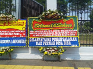  Karangan Bunga Jokowi-Ma'ruf Amin di Pintu Belakang Gedung DPR Ucapannya Nyeleneh