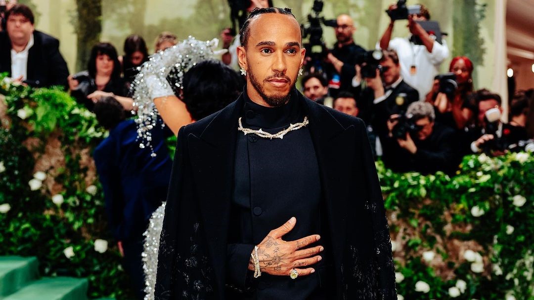 CEO F1 Klaim Lewis Hamilton Ingin Beli Tim MotoGP