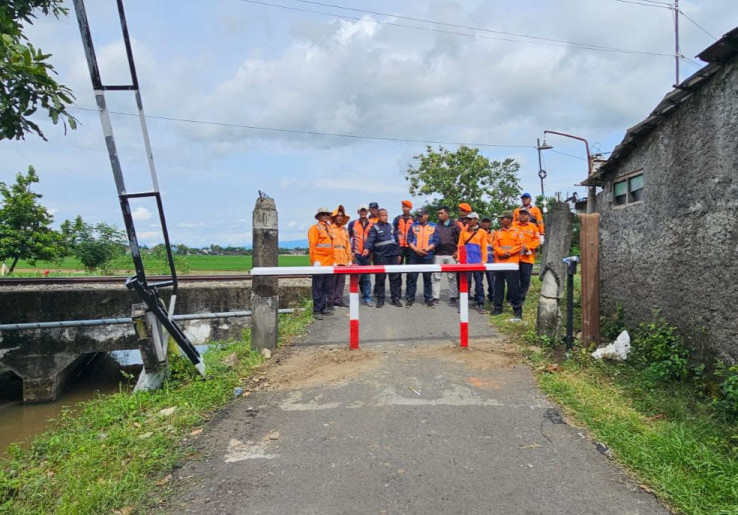 KA Batara Kresna Tertemper Mobil, PT KAI Daop Yogyakarta Tutup 14 Perlintasan Liar
