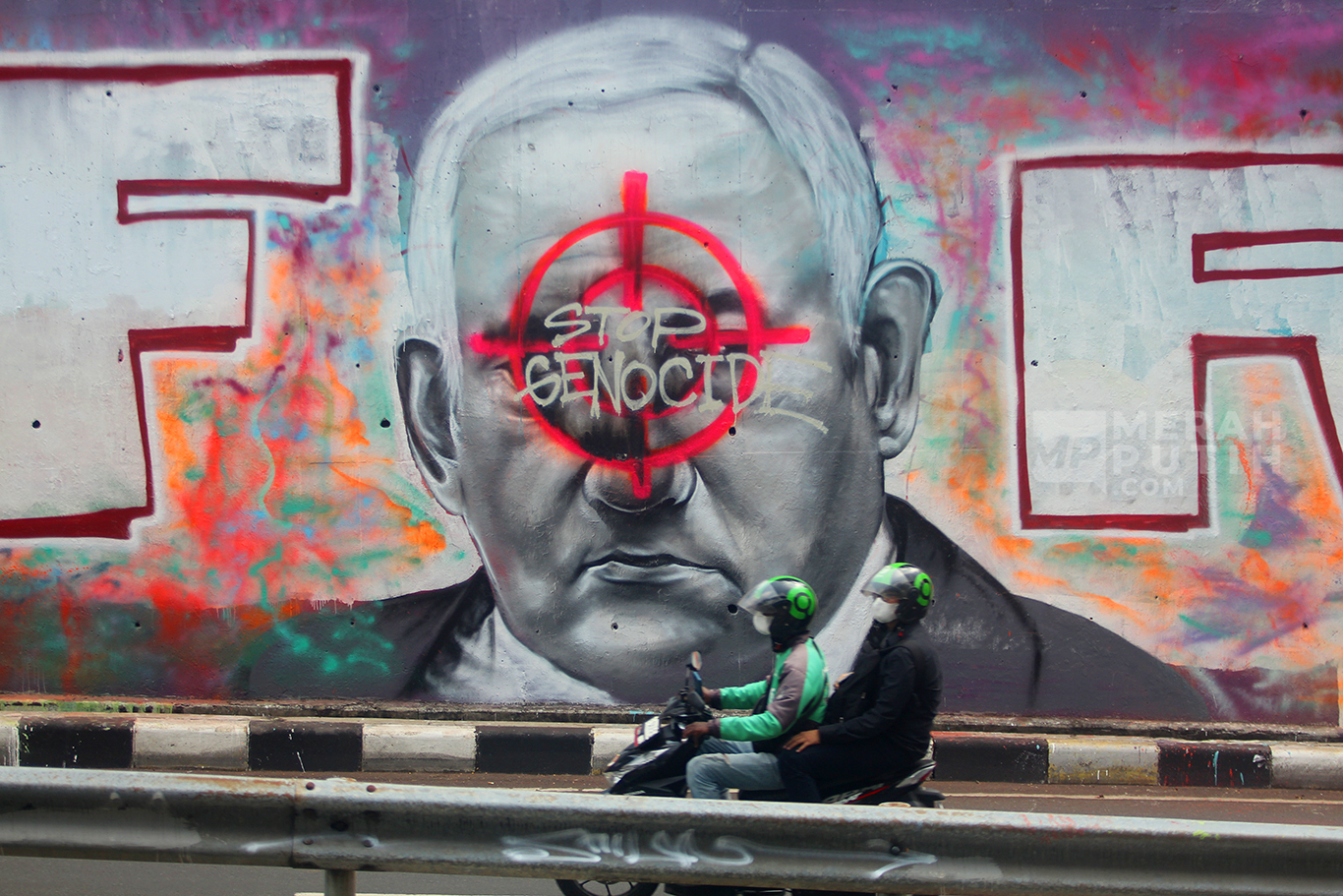 Mural Stop Genocide Indonesia For Palestine Mejeng di Jakarta