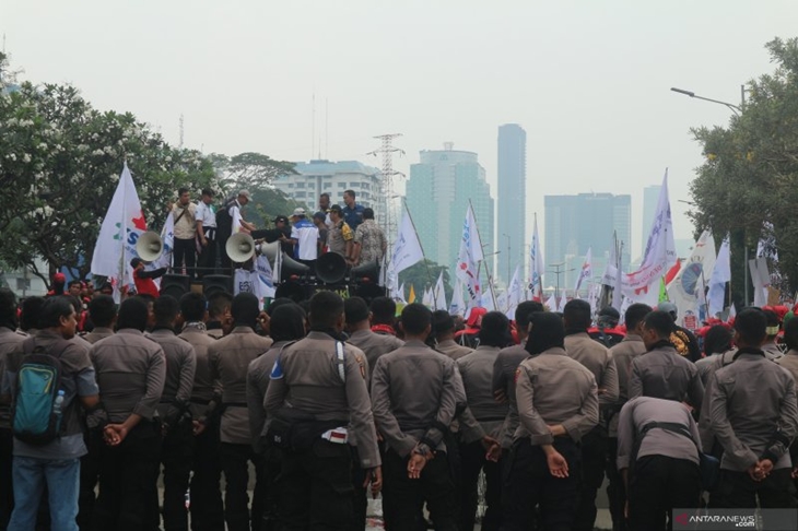 Aparat keamanan mengawal ribuan buruh dalam menyampaikan aspirasinya di Gedung DPR RI, Jakarta, Rabu. (ANTARA/Rangga)