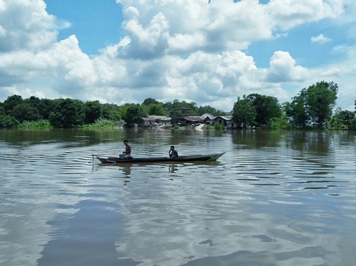 Warga beraktivitas di Sungai Kahayan. (Foto: instagram.com/as.adstya)