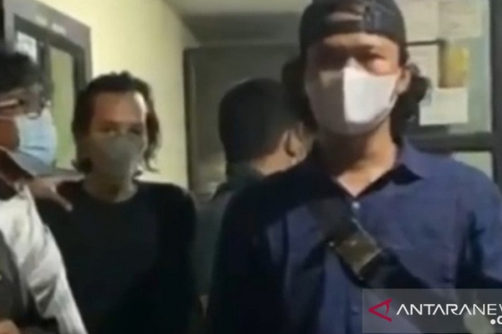 Polisi membekuk pelaku pengunggah video berisi Al Quran dibakar yang kemudian viral di media sosial di Jakarta Barat, Senin (24/5/2021). (ANTARA/Instagram@merekamjakarta)
