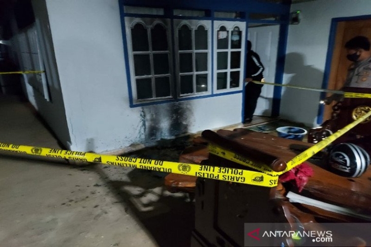 Kepolisian dari Polres Muna saat melakukan olah TKP di Rumah Ketua KPU Muna, Kamis (17/12/2020). (ANTARA/HO-Kapolres Muna)