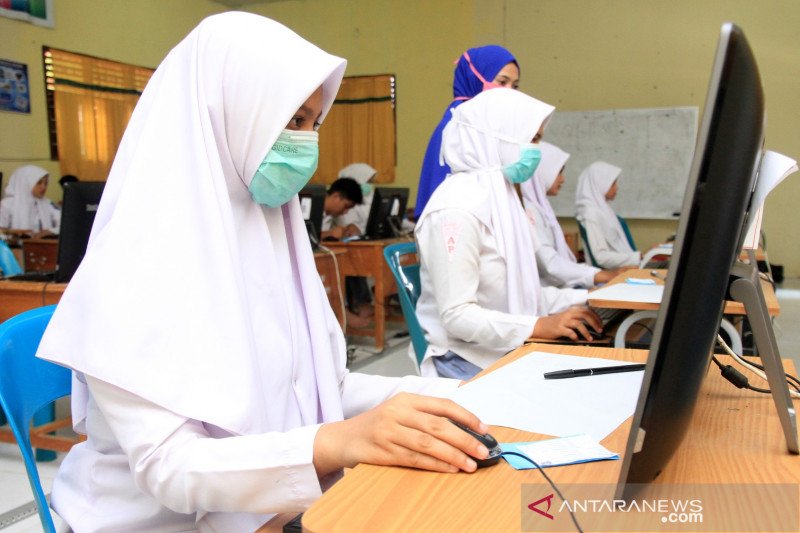 Sejumlah siswa mengikuti Ujian Nasional Berbasis Komputer (UNBK) di Sekolah Menengah Kejuruan (SMK) Negeri 1 Idi, Kabupaten Aceh Timur, Aceh, Selasa (17/3/2020). Pemerintah Aceh telah mengeluarkan kebijakan meliburkan seluruh sekolah untuk mengantisipasi penyebaran Corona Virus Disease 2019 (COVID-19) kecuali pelaksanaan Ujian Nasional (UN) yang tetap berlangsung sesuai jadwal. ANTARA FOTO/Syifa Yulinnas/ama.