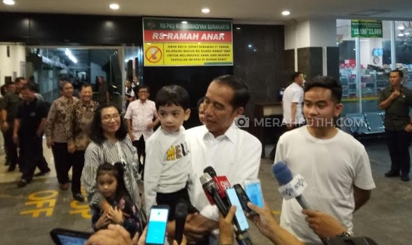 Tak Mampu Tutupi Rasa Kangen, Jokowi Video Call Kedua Cucunya dari Istana Negara