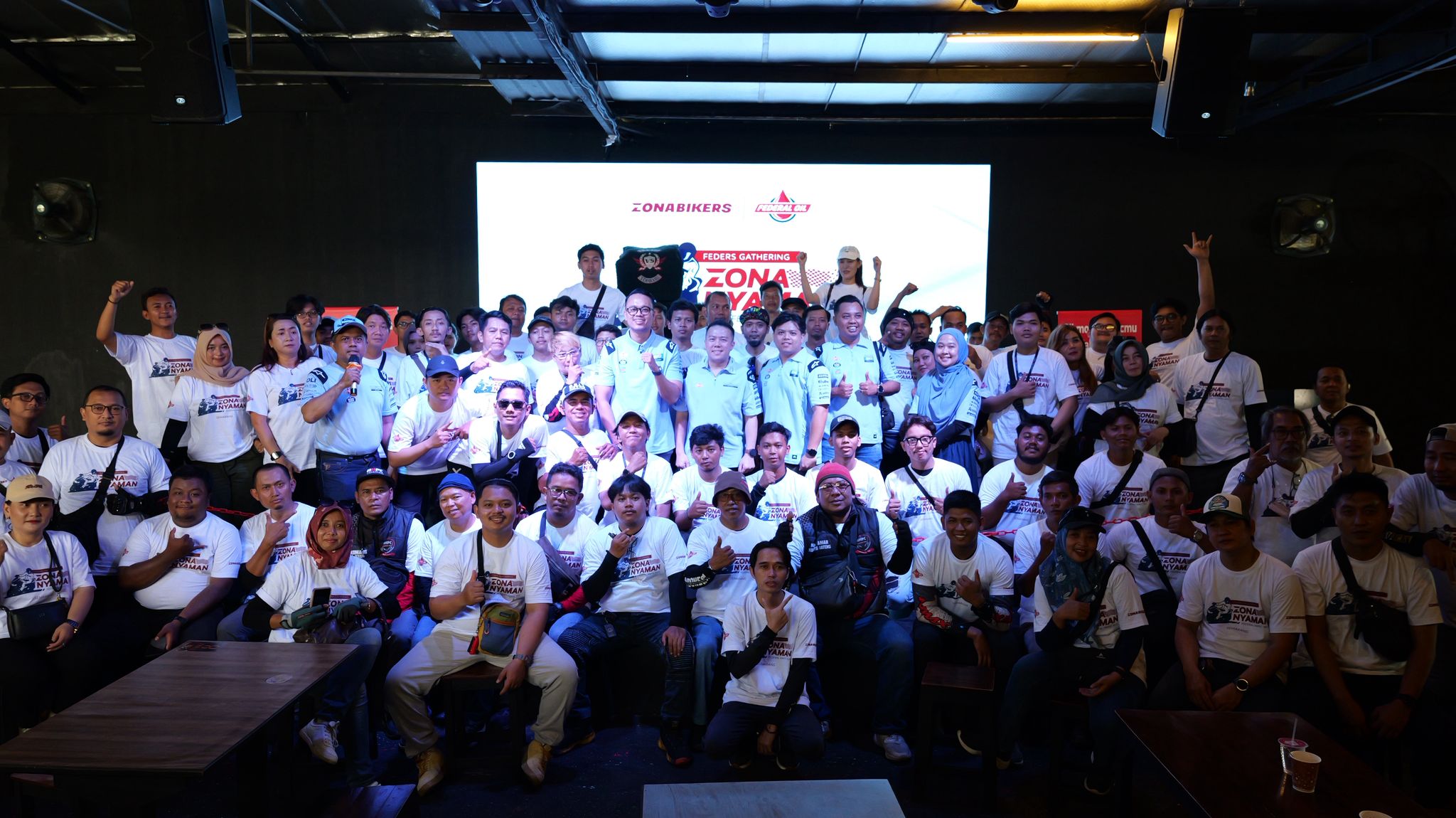 Peserta Feders Gathering 2025 berkesempatan mengganti oli motor sendiri