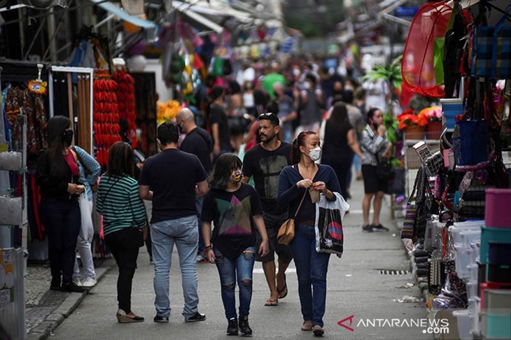 Sejumlah warga berjalan di tempat perbelanjaan yang populer, karena kota itu meringankan pembatasan dan memungkinkan perdagangan dibuka kembali, di tengah wabah penyakit virus corona (COVID-19) di Rio de Janeiro, Brazil (29/6/2020). ANTARA/REUTERS/Lucas Landau/aa.
