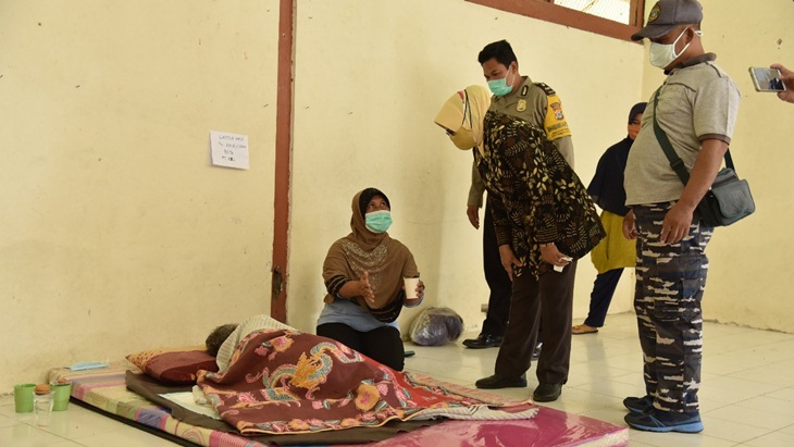 Wakil Bupati Sleman mengunjungi para pengungsi. (Foto: MP/Twitter TRC BPBD DIY)