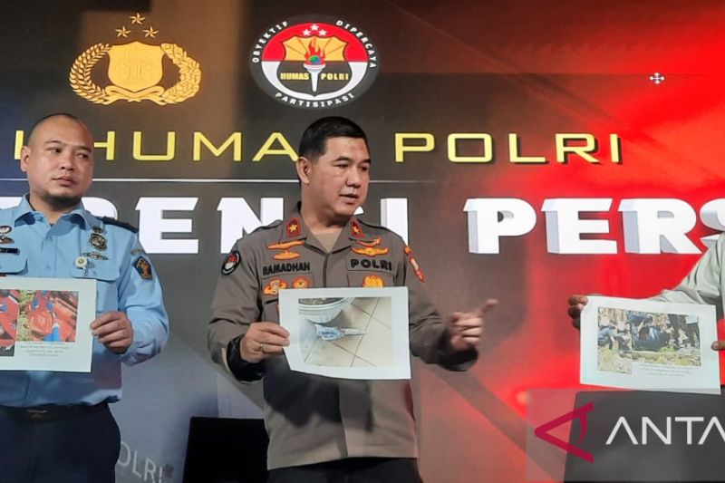 Kepala Kantor Imigrasi Kelas I TPI Jakarta Utara Qriz Pratama (kiri), Kepala Biro Penerangan Masyarakat (Karopenmas) Divisi Humas Polri Brigjen Pol. Ahmad Ramadhan, Juru Bicara Densus 88 Antiteror Polri Kombes Pol. Aswin Siregar memperlihatkan dokumentasi aksi penyerangan, penangkapan empat WNA Uzbekistan yang menyerang petugas Kantor Imigrasi Kelas I TPI Jakarta Utara di Mabes Polri, Jakarta, Selasa (11/4/2023). ANTARA/Laily Rahmawaty