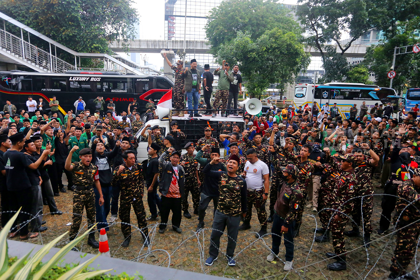 Aksi Pemuda Ansor Geruduk Gedung KPK saat Pemeriksaan Mantan Menag Gus Yaqut