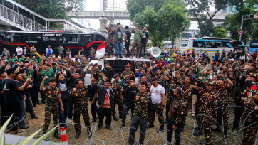 Aksi Pemuda Ansor Geruduk Gedung KPK saat Pemeriksaan Mantan Menag Gus Yaqut