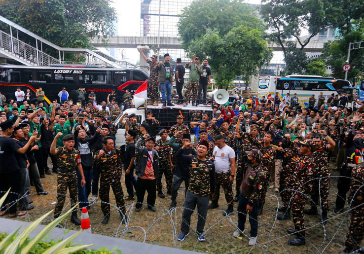 Aksi Pemuda Ansor Geruduk Gedung KPK saat Pemeriksaan Mantan Menag Gus Yaqut