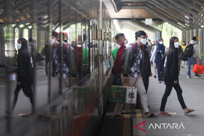 Penumpang KA turun dari kereta di Stasiun Gubeng, Surabaya. (ANTARA/Didik Suhartono)