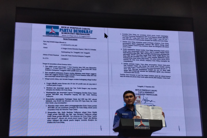 Kepala Bakomstra Partai Demokrat Herzaky Mahendra Putra saat memberikan keterangan pers di kantor DPP Partai Demokrat di Jakarta, Minggu (3/10). ANTARA/Fauzi Lamboka