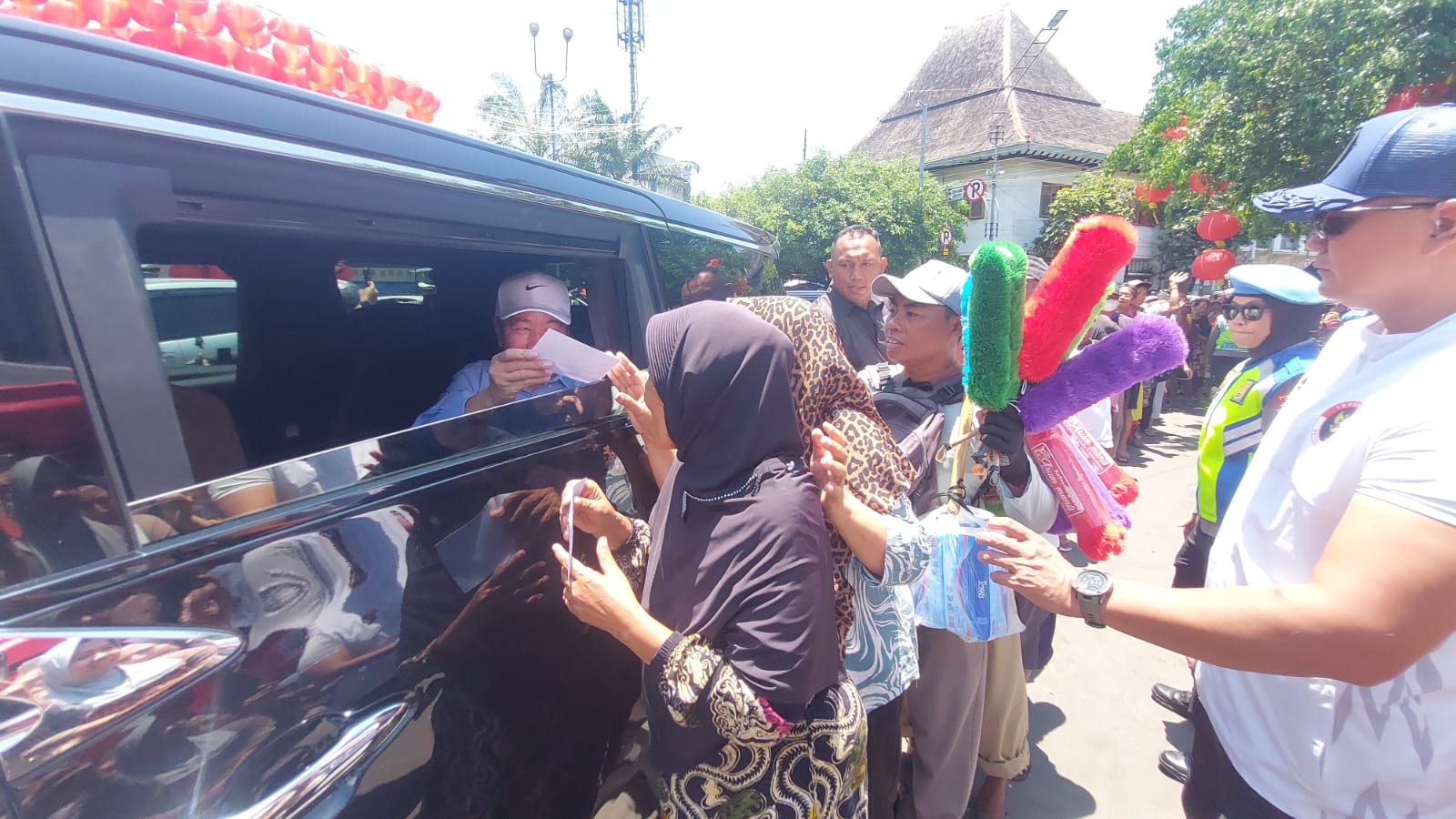 Jokowi dan Gibran Bagikan Ribuan Paket Sembako dan Uang Rp 100 Ribu ke Warga Solo