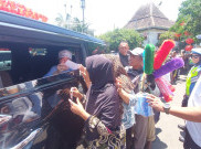 Jokowi dan Gibran Bagikan Ribuan Paket Sembako dan Uang Rp 100 Ribu ke Warga Solo