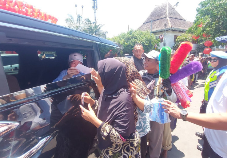 Jokowi dan Gibran Bagikan Ribuan Paket Sembako dan Uang Rp 100 Ribu ke Warga Solo