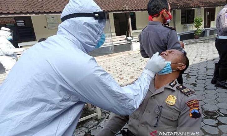 Kasus COVID-19 Tambah 8.369 Orang, Polisi Soroti Kerumunan Akhir-akhir Ini