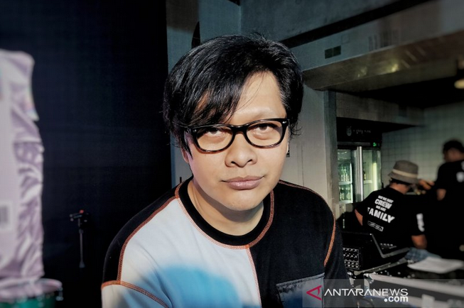  Armand Maulana ditemui dalam peluncuran perangkat memorabilia eksklusif bertajuk "Silver" di Jakarta, Sabtu (2/11). (Foto: ANTARA News/Maria Cicilia Galuh)