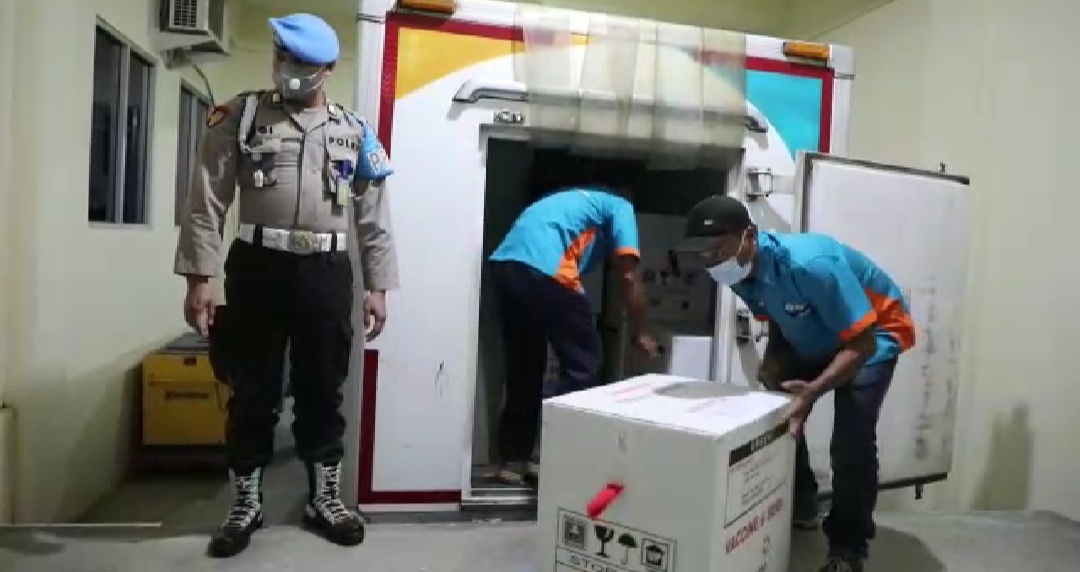 Anggota Brimob Polda Jawa Tengah menjaga ketat vaksin Sinovac, Senin (4/1). (MP/Polda Jawa Tengah)