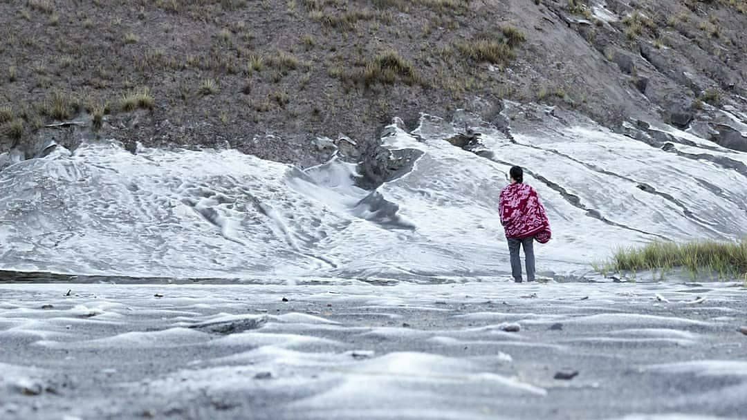 Hamparan embun es di Gunung Bromo. (Foto: instagram.com/akpas_)
