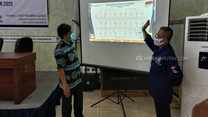  Komisoner KPU Surabaya Soeprayitno (kiri). (Foto: MP/Budi Lentera)