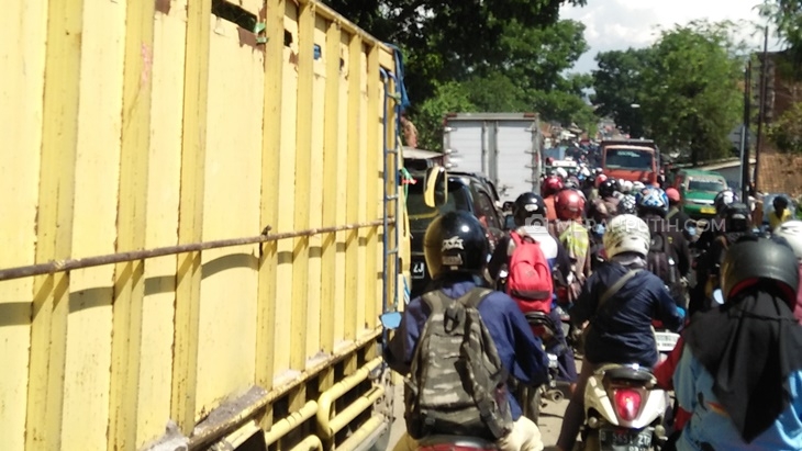 Banjir Kabupaten Bandung, Jalan Alternatif Macet Total