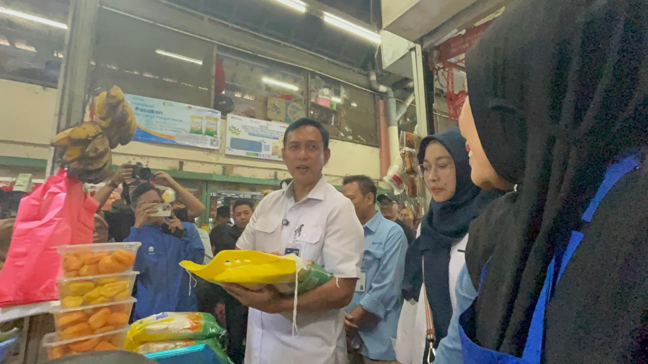 Beras Premium Langka di Toko Ritel, Bulog Solo Pastikan Stok Masih Aman