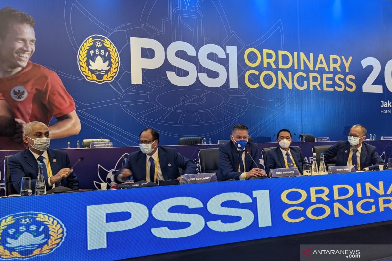 Wakil Ketua Umum PSSI Iwan Budianto (tengah) beserta jajaran Komite Eksekutif serta Sekjen PSSI Yunus Nusi (kedua dari kanan) memaparkan hasil Kongres Biasa PSSI di Jakarta, Sabtu (29/5/2021). Acara itu digelar di salah satu hotel di kawasan Kuningan, Jakarta, dan diikuti 87 pemegang suara (voter) PSSI, delegasi serta para undangan. (Michael Siahaan)